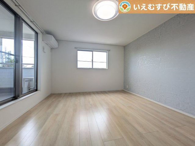 2面採光で明るい居室　たっぷりの採光で明るいお部屋にアクセントクロスがおしゃれな洋室！