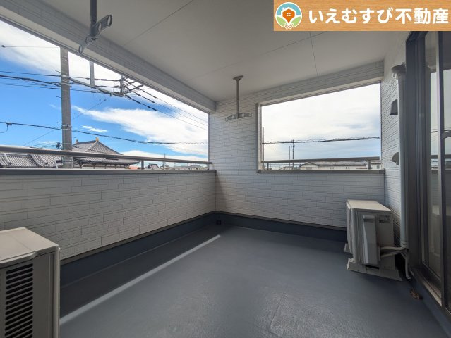 ゆとりの広さのインナーバルコニー　急な雨でもインナーバルコニーなら安心！天気を気にせず干して外出できます♪