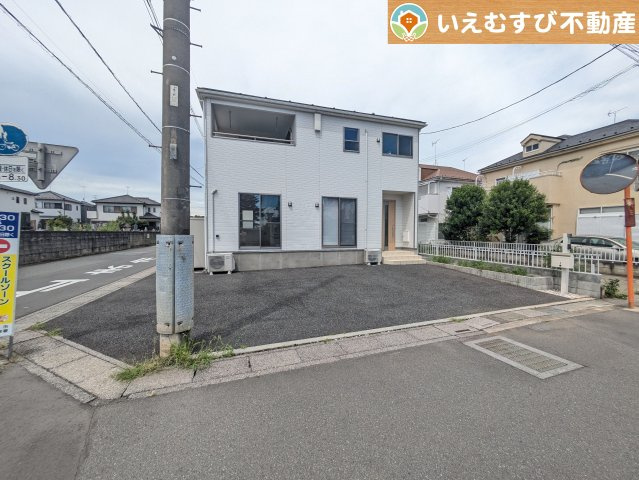 3台駐車可能なゆとりのカースペース　複数台車をお持ちでも、お友達が遊びに来てもゆとりの駐車スペース！