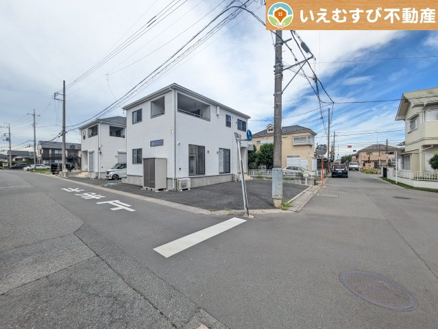 南東角地で開放的　ゆとりの広さの前面道路でお車の出し入れ楽々♪南西角地で日当り良好！