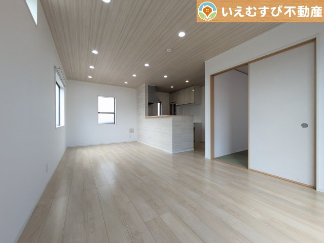 ナチュラルな色合いで落ち着いた印象のリビングダイニング　ぬくもりのあるナチュラルな空間。グリーンを飾っても相性が良さそうですね♪