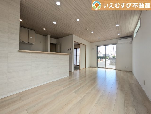開放感と家族との距離感にこだわったＬＤＫ　採光たっぷりのリビングで休日には家族みんなでくつろげそうですね♪