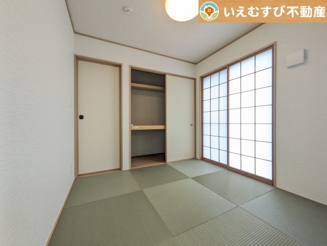 すぐ横になれる和室は、みんながほっと一息つける空間　ちょっとした休憩や来客時、お子様のお世話にも大活躍しそうですね♪