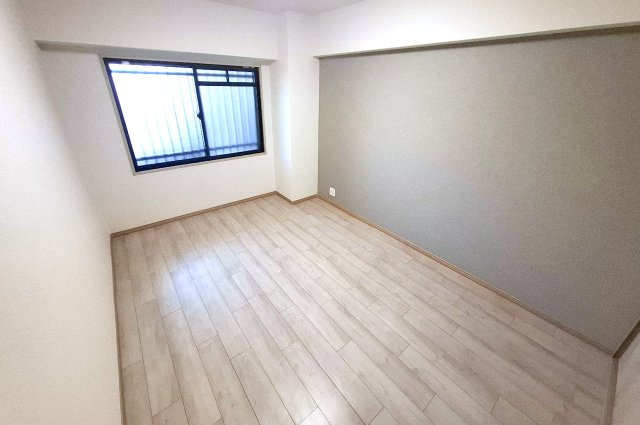 ゆったりとした洋室約6.5帖。リフォームでまっさらのお部屋に生まれ変わりました。