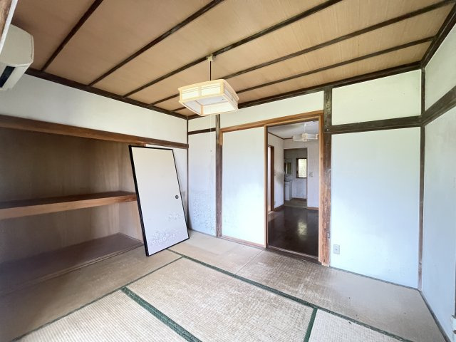 DKにつながる和室になります。押入れがついており、すっきりとお過ごしできます。