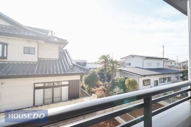【建物からの眺望】現地完成写真。バルコニーからの景色。十分な間隔が確保されております。