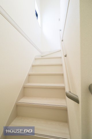 【内装】現地完成写真。階段は手すりもあり妊婦さんからお子様や高齢者も安心です。