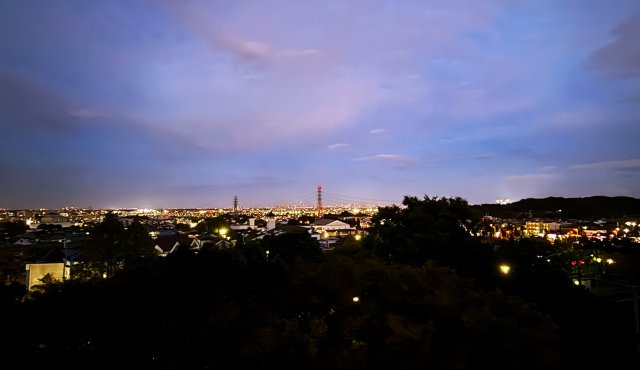 リビングからの展望です。陽が落ちた夕方に撮影しましたが、イルミネーションのような景色がリビングの大きな窓から見える生活はとてもうらやましく思います。