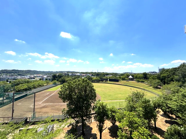 リビング南側は野球場が一望できます。陽当たりも良好です。
