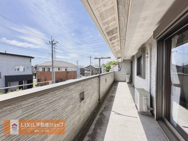 2部屋から行き来できるワイアドバルコニー。奥行もしっかりあるのでお洗濯物もたくさん干せますね。