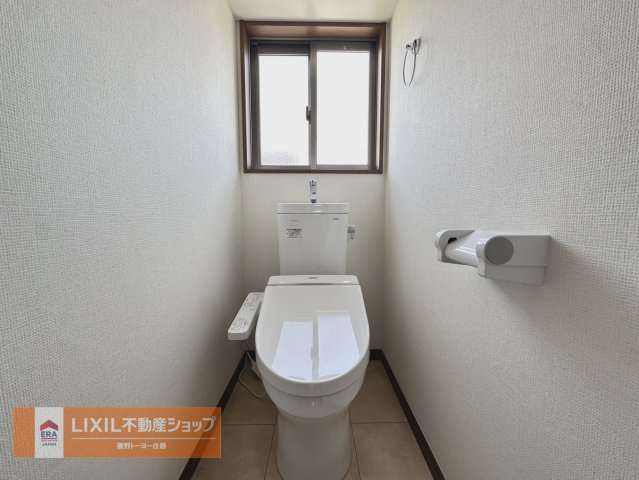 1.2階トイレございます。朝の忙しい時間も待たずに済みますね。小窓があり換気もしっかりできるのでにおいの心配いりません。