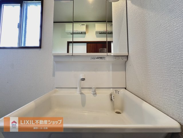 3面鏡の洗面台は鏡裏が収納になっておるので細々した化粧道具などもしっかり収納できます。