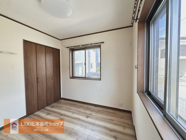1階洋室は2面採光。収納もしっかりございます。
