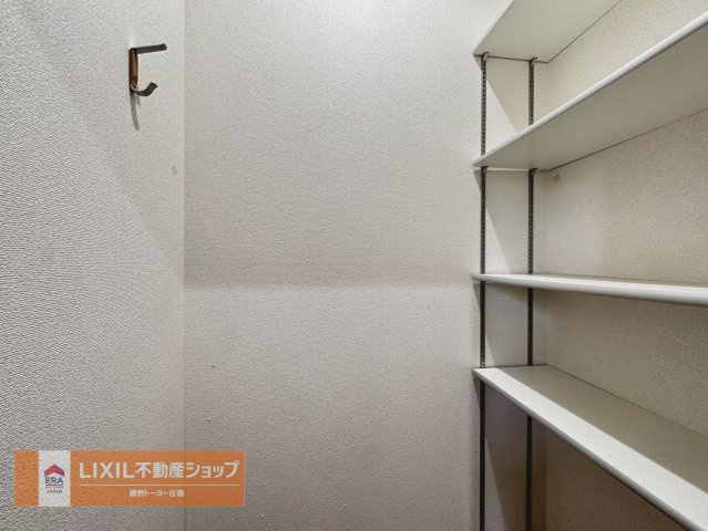玄関にはシューズボックス付き。棚が設置されているので靴もたくさん収納できますね。