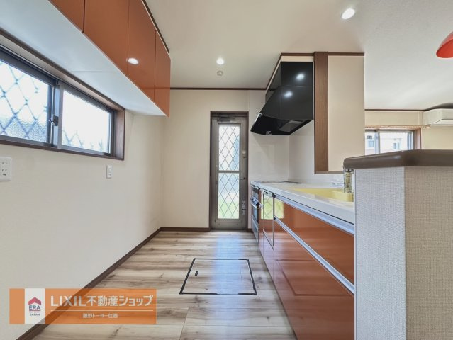 勝手口・窓のある明るいキッチン。便利なシステムキッチンで収納豊富。お鍋などもたくさん収納できます。