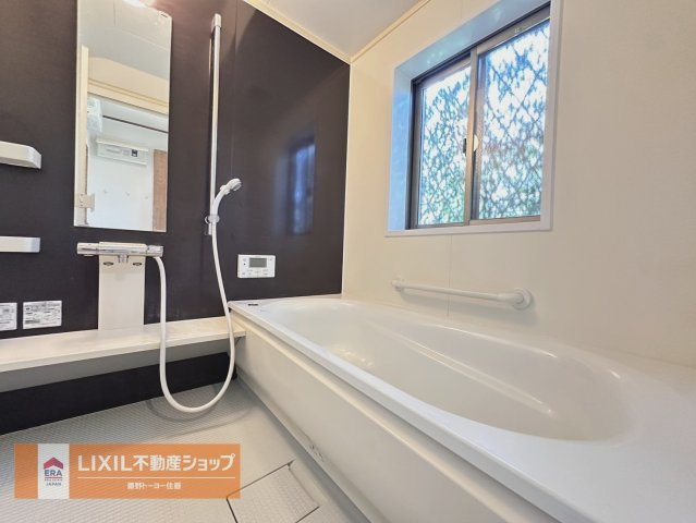 足をのばして寛げるお風呂。1日の疲れもしっかりとれますね。小窓もあるので換気もしっかりできてカビ予防もしっかりできます。