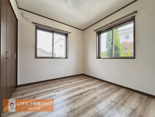 2面採光の明るい洋室。1階洋室はお子様のお部屋でも収納としても利用できますね。
