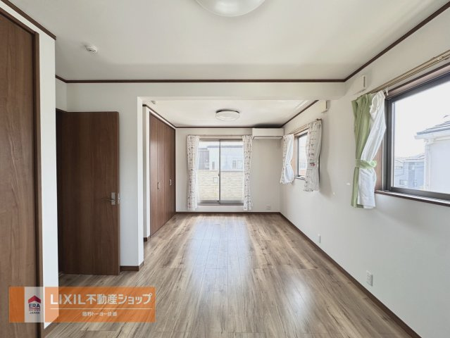 お子様の成長に合わせて広い一部屋としても2部屋にわけて利用もできます。収納もしっかりあるので二部屋にしても困りませんね。