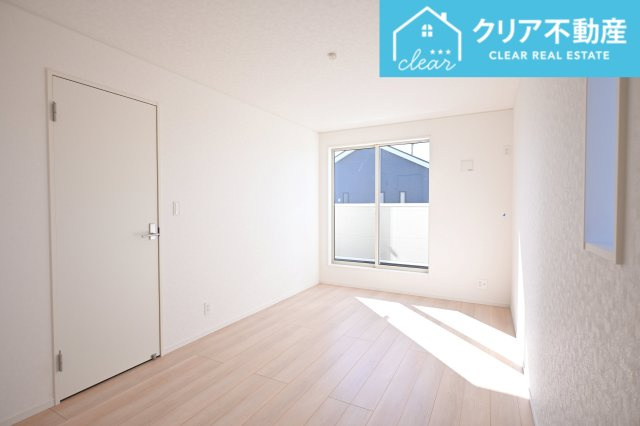 主寝室は大きな窓で明るく開放的な洋室です！