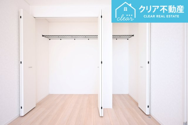 壁一面を使用したウォークインクローゼットは大容量で使い勝手もバッチリ！