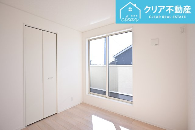 大きな窓の明るい洋室です！