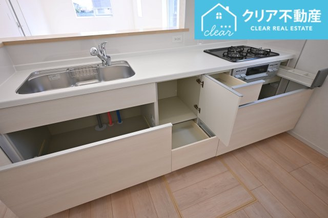 スライド収納付きシステムキッチン。パスタ鍋や圧力鍋の出し入れもスムーズ！