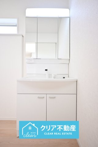 3面ミラーの後ろは収納スペースを完備。生活感のあるものは隠して、スッキリシンプルな洗面台に！