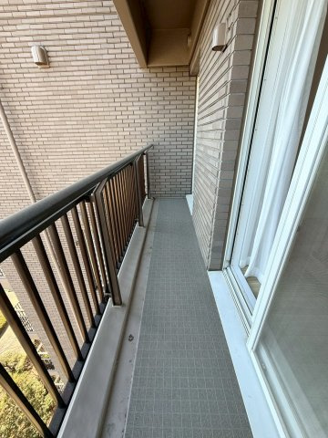 8帖、5.7帖洋室の2室面したバルコニー