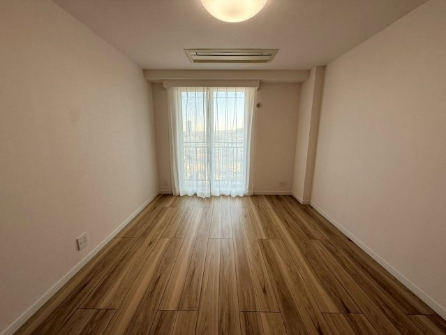 バルコニーに面した8帖洋室