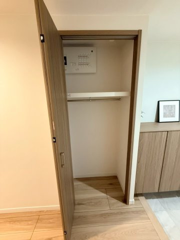 玄関横にクローゼット収納があるのでコートなど外出先のコートもできます