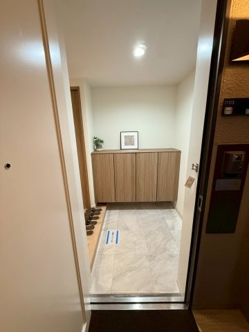 玄関正面にはシューズボックスあり
