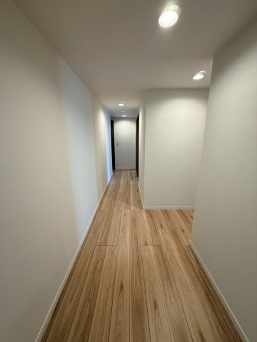 玄関からはゆとりあるホール