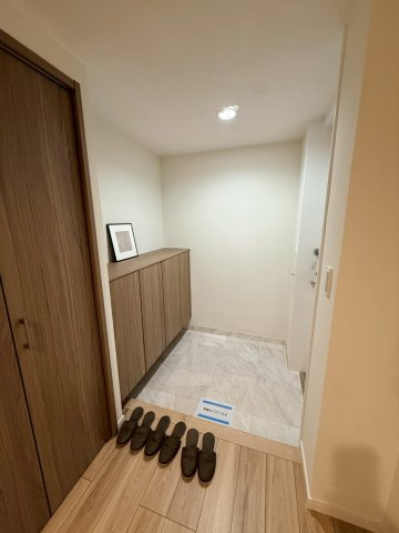 玄関シューズボックス、横にはクローゼット