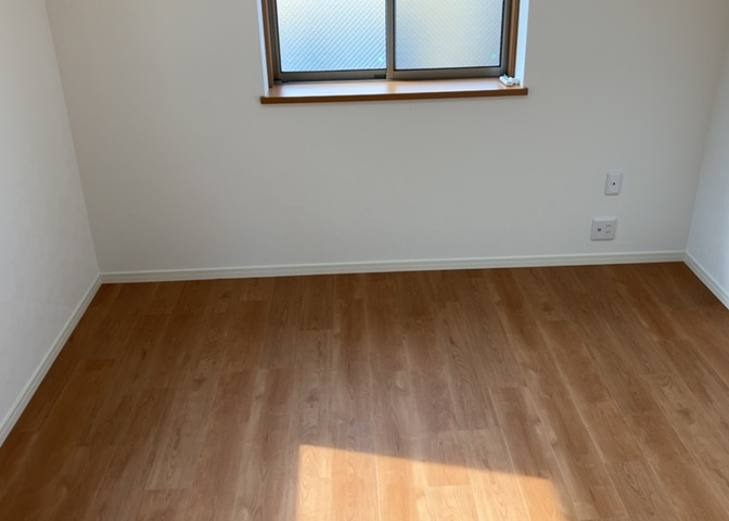 洋室のメリットは重い家具が置きやすく、身の回りが整理しやすいことです。　床がフローリングのため畳とは異なり凹みにくいです。　クローゼットなど収納が豊富で、普段使わない旅行カバンや服の整頓も簡単にです。