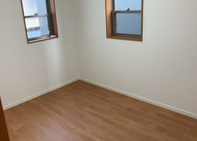 寝室でゆっくりと過ごすためにはベッド周りの適度な空間を担保することや窓の位置、照明の明るさ、寝室の広さなどを考える必要があります。自身や家族の構成とライフスタイルに併せて寝室にする部屋を選びましょう！