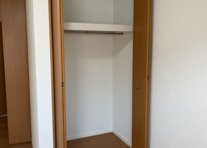 デザイン性を重視しすぎて収納が少なかった！なんてことにならないため、事前に現地で収納の数を確認しておくことをお勧めします。クローゼット以外にも床下収納や屋根裏収納、パントリーなどもチェックしましょう。