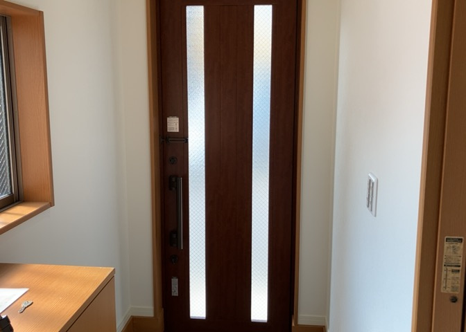 玄関は家の顔でもあり、家族以外の目にも止まる場所です。玄関は外との間を仕切る扉、靴などをしまっておく収納スペース、靴脱ぎのたたきスペース、来客とのやり取りをするドアホンなど複数のアイテムからなります。