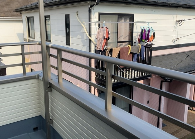 バルコニーは、室外の専用スペースのうち、「屋根がなく開放された空間」であるものを指します。ベランダより広いタイプのものが多く、日当たりもよいため家庭菜園などを楽しみたい人にとって適した環境となります。