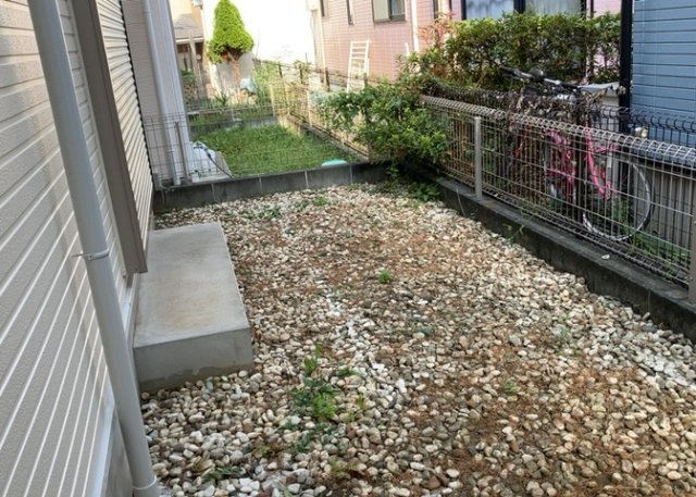 庭があることでガーデニングや家庭菜園はもちろん、こどもの遊び場やペットを放して遊ぶことができます。また、家の周囲に余裕があるということです。隣地との間があれば、十分な日当たりと、風通しが確保できます。