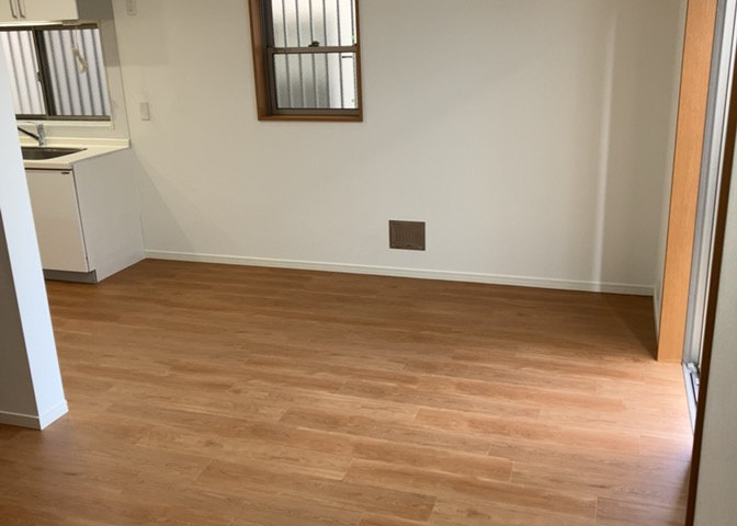 L型アイランドタイプは、キッチンからダイニングにもリビングにも目が行き届くので、とても使いやすい配置です。L字型独立タイプは、キッチンを独立させてるためLDKというよりもLDといった様なイメージです。