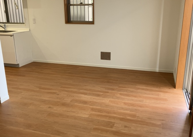 ダイニングは、食事や家族の団らんスペースとしてだけではなく、ほかの用途としても使用することができます。ダイニングテーブルを置き、食事のためのスペースを作ることでリビングとの差別化を図ることができます。