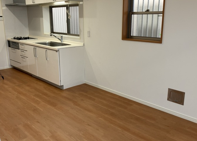 DKの物件でも広く見せたい方は、ダイニングスペースを広く使えるように工夫しましょう。低めのダイニングソファを置くと、家具の圧迫感が減り、広く見せることができ、ダイニングをリビングのように使用できます！