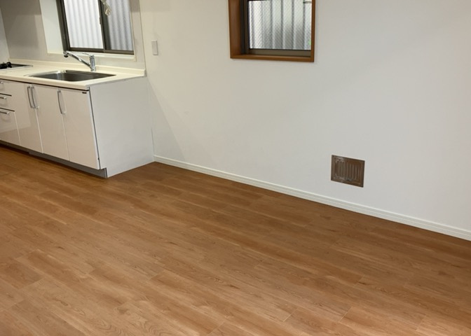 ダイニングとキッチンの間を扉や壁などで仕切らず、一体化させた間取りです。キッチンカウンターがついている物件ならば、食事をキッチンカウンターで取ることで、ダイニングスペースをリビングとして使用できます。