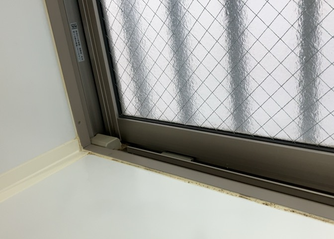 サッシは、ガラス窓に使用される金属製の窓枠です。一般的に住宅建築では、金属製建具工事の段階でガラス類・玄関などと同時に設置されます。種類や構造により断熱性能や遮音性能が異なるので現地でご確認ください。