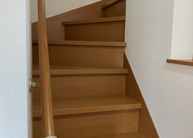 限られた敷地面積の場合、収納スペースを狭くして居室スペースを広く取ろうとすると、収納スペースがなくて困ることがあります。見学の際に各部屋に収納スペースがあるか、収納を置く場所はあるのか確認しましょう。