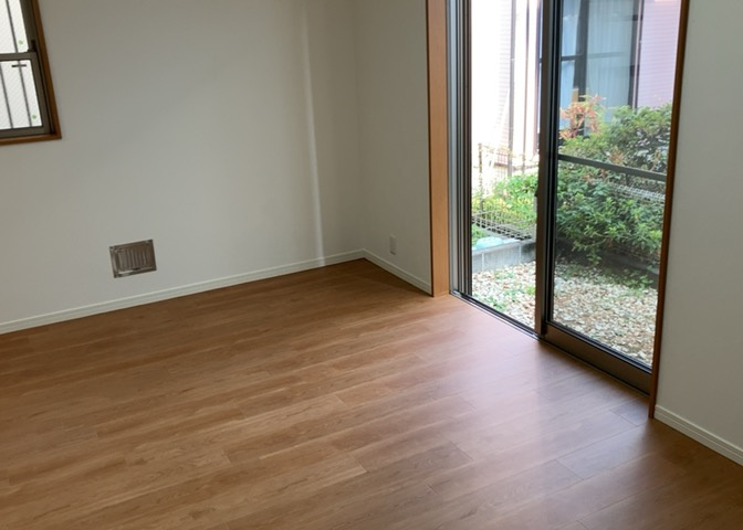 直線タイプはLとDKを一直線に並べた形で対面キッチンのタイプです。一般的なのでよく見かけるかもしれません。直線タイプに似た直接アイランドタイプは、キッチンとダイニングの間に壁がない分広く感じられます。