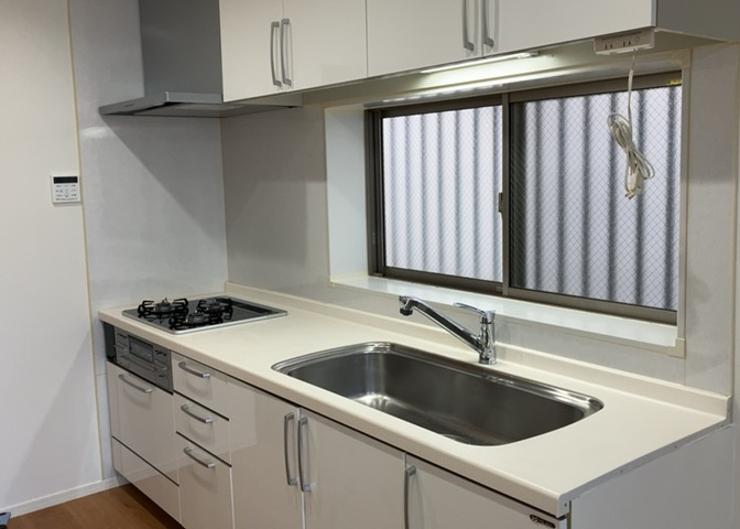 標準的なシステムキッチンの横幅は、165cm～300cm程度です。2100・2400・2550・2700などミリ単位で表記されます。普段どのように料理をするのかを想定しながら合ったサイズを選びましょう