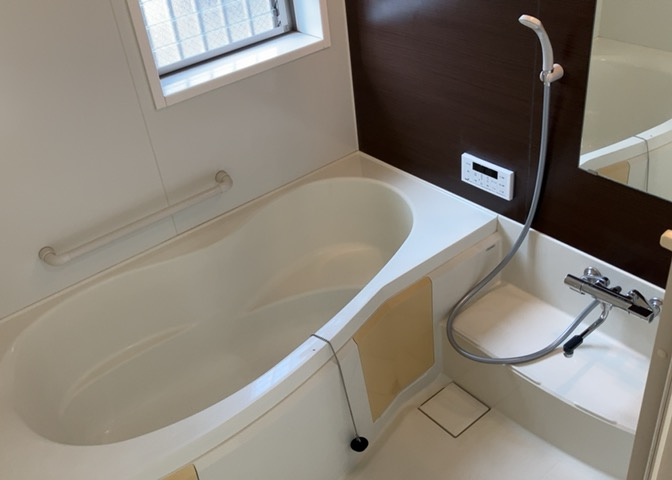 入浴時の快適さも大事なことですが、綺麗な状態を維持できなければ気持ちよく入浴できません。毎日の掃除が楽という点は大事なポイントになります！カビが生えにくく掃除がしやすい、壁や浴槽を選ぶといいでしょう。