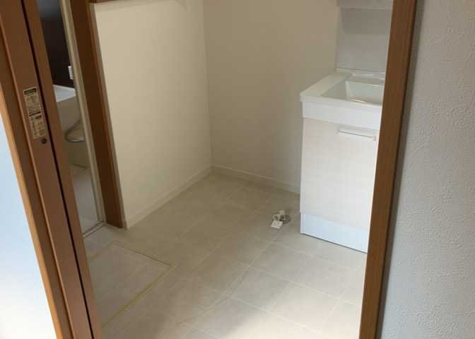 多くの戸建て住宅で見かける洗面脱衣所は、洗面台と洗濯機が2畳ほどのスペースに並べられていて、洗面所が脱衣所を兼ね備えている間取りが一般的です。お客様が利用することもある、パブリックな空間でもあります。