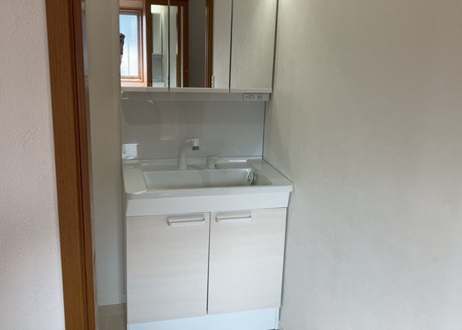 洗面化粧台では顔を洗ったり、身だしなみを整えることが本来の使い方ですが、用途によっては洗面化粧台に求められる機能が違ってくるため、ご自身や家族のライフスタイルに合ったものを選ぶことをおすすめ致します。